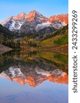 Sunrise on the Maroon Bells and Maroon Lake, White River National Forest, Aspen, Colorado, USA.