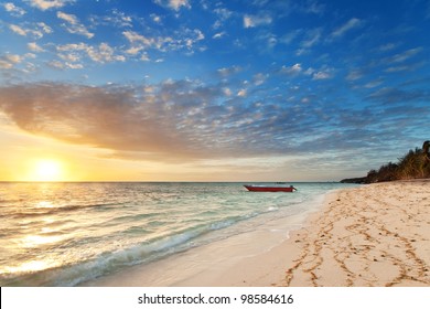 sunrise on nanuya island (sunrise beach, nanuya island,fiji)