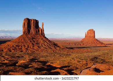 Sunrise on the two "mittens" (buttes) in Monument Valley, the American west of Arizona and Utah.