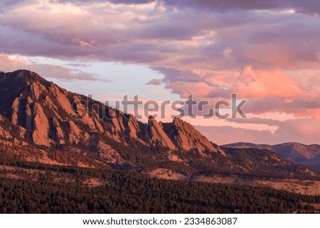 The sunrise over the Flatirons mountains near Boulder, Colorado