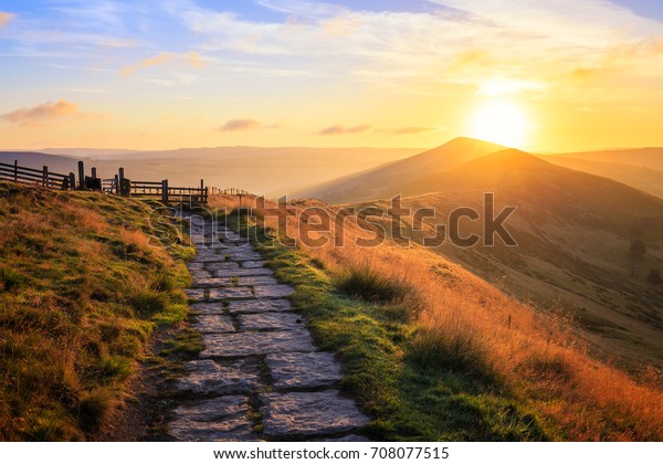Sunrise over Mam Tor in Peak District on sunny\
morning in hope valley,\
Uk.