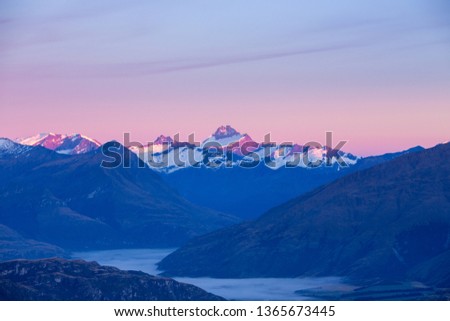 sunrise over Mt Aspiring with clouds over the lower valley, Wanaka, Nea Zealand Foto stock © 