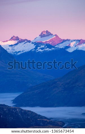 sunrise over Mt Aspiring with clouds over the lower valley, Wanaka, Nea Zealand Foto stock © 