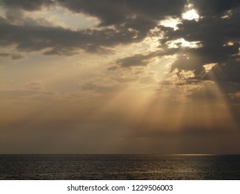 the sun's rays pass through the clouds and Shine on the sea