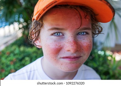 日焼け止め 赤い痛みを伴う肌 男の子の顔に日焼け止め 日焼け止めの必要性 鼻に日焼け止めを付けたかわいい白人の少年が 日に焼けたそばかすの顔を失う の写真素材 今すぐ編集