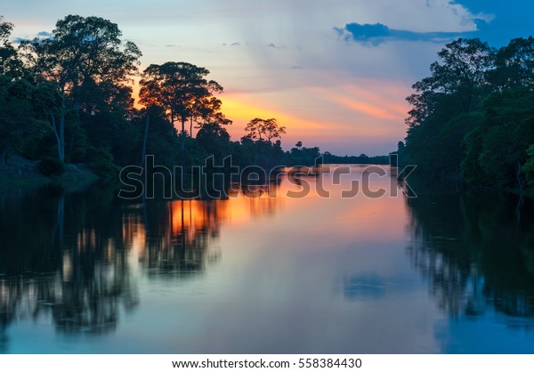 アマゾン川のほとりの夕日 Amazonの支流は ガイアナ エクアドル ペルー ブラジル コロンビア ベネズエラ ボリビアの各国を横断している の写真素材 今すぐ編集