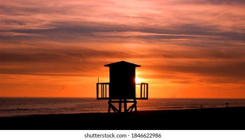 Sunset In The Beach And Life Guard House 