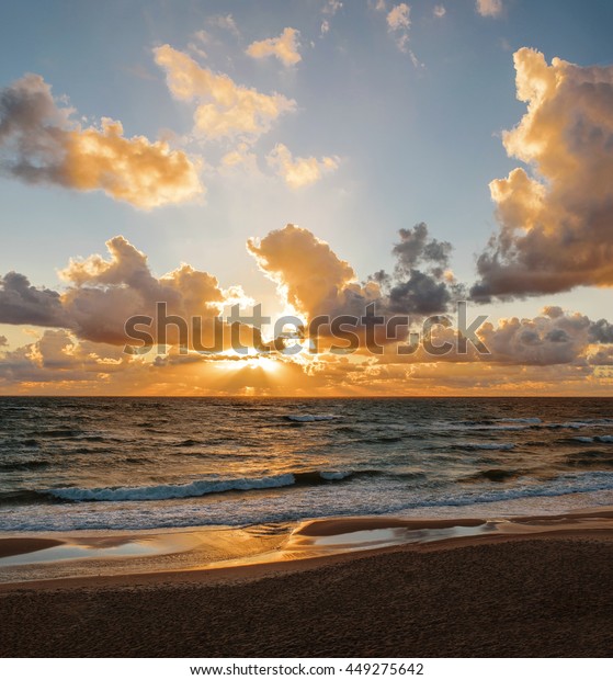 日没 バルト海の美しい夕日 金海の夕日 絵の海の夕日 海の日没の背景 素晴らしい海の夕焼けの海の写真 夕焼けの海波 夏の夕日 の写真素材 今すぐ編集