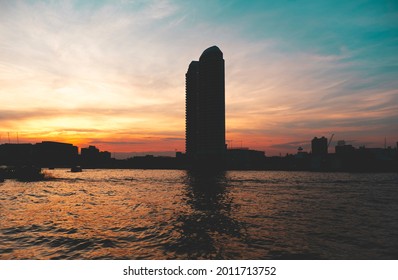 Sonnenuntergang am Fluss in Bangkok, Thailand