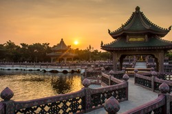 Zachód Słońca Z Chińskim Budynku Sceny