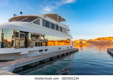 Luxury Houseboat Images Stock Photos Vectors Shutterstock