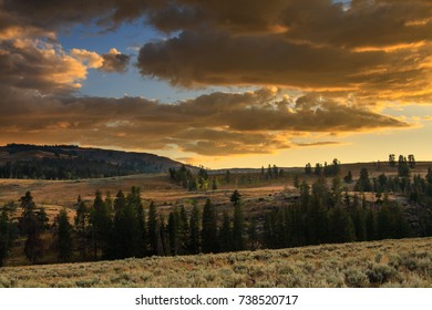 Sunset Lamar Valley Yellowstone National Park Stock Photo 738520717 ...