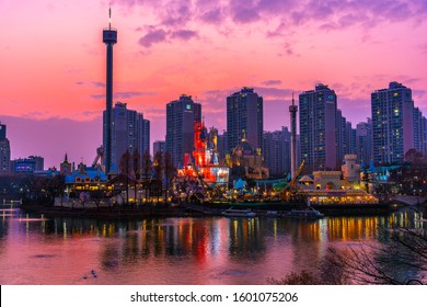 Sunset At Lotte World Theme Park, Around The Lake Of Seokchon, Which Is A Major Tourist Attraction In Seoul, South Korea.December 22, 2019