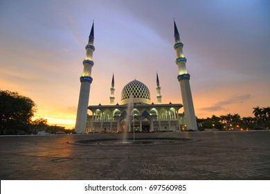 141 Masjid Negeri Shah Alam Images, Stock Photos & Vectors 