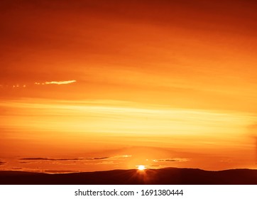 Sonnenuntergang auf dem Baikal-See mit Sonnenuntergang hinter dem Berg und Sonnenstrahlen 