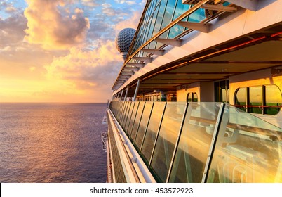 Sonnenuntergang vom offenen Deck des Luxus-Kreuzfahrtschiffes