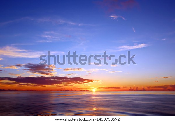 外洋の夕日 水面と空のカラフルな景色と雲 海の上の自然な夕日のシーン の写真素材 今すぐ編集