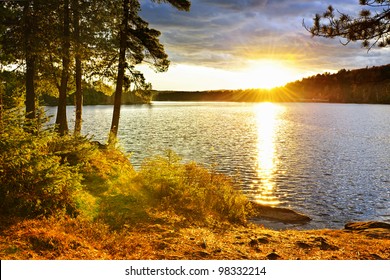 Sonnenuntergang über dem See der zwei Flüsse im Algonquin Park, Ontario, Kanada
