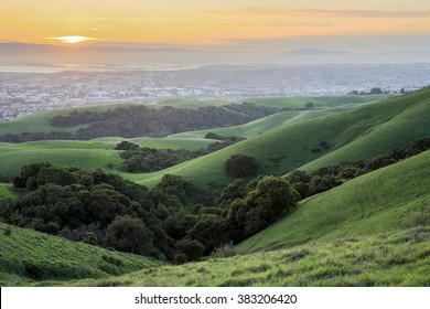 Sunset over San Francisco Bay Area. Springtime Sunset at Garin-Dry Creek Pioneer Regional Parks, San Francisco East Bay, California, USA.