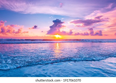 Sonnenuntergang auf dem Meer auf Bali, Seminyak, sechswertiger Doppelstrand