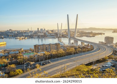 Paisaje del atardecer del Puente de la Bahía del Cuerno de Oro en Vladivostok Rusia