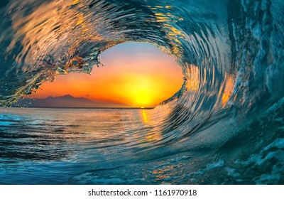 Meerwasserwelle im Sonnenuntergang