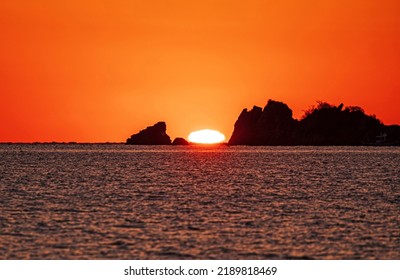 Sunset And Silhouette View Of Sinking Sun On Sea Horizon With Rock Reefs At Eurwang-ri Of Yongyudo Island Near Incheon, South Korea 
