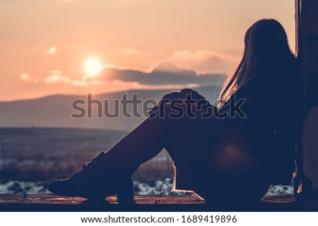 Sunset silhuette portrait of a girl