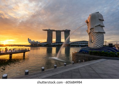 Sunset Of Singapore Skyline. Singapore`s Business District, Blue Sky And Night View For Marina Bay