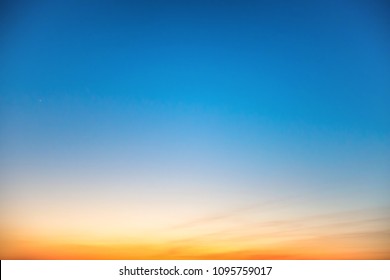 Sonnenuntergang am Himmel in den Farben Blau, Orange und Rot