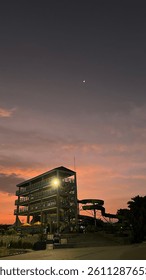 Sunset and Slide When the Silence in the Midst of Delayed Noise