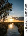 Sunset of the sun in the river.