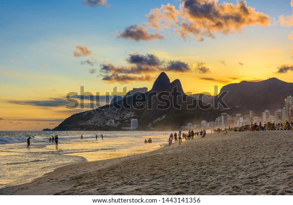 ブラジルのリオデジャネイロにあるイパネマビーチ レブロンビーチ ドイス山イルマオの夕日眺め イパネマビーチはブラジルのリオデジャネイロの最も有名な ビーチです リオデジャネイロの夕日の都市景観 の写真素材 今すぐ編集