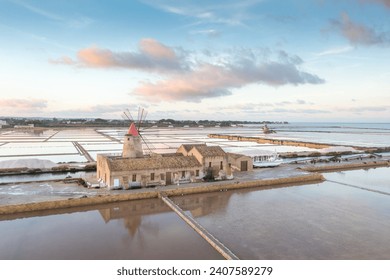 Sunset at Windmills in the salt evoporation pond in Marsala, Sicily island, Italy
Trapani salt flats and old windmill in Sicily.
View in beautifull sunny day. 庫存照片