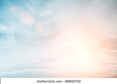 Солнечные облака небо во время утреннего фона. Синие, белые пастельные небеса, мягкий фокус, блики солнечного света. Абстрактный размытый голубой градиент мирной природы. Открытые окна красивое лето весна