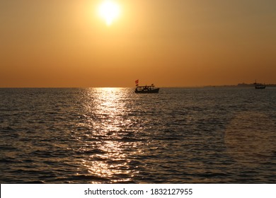 Sunsrise di Pantai Sendang Sekucing dan terlihat kapal sedang berangkat unntuk mencari ikan
