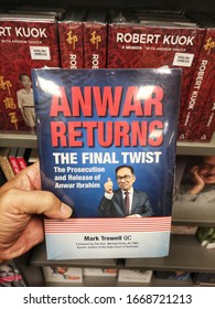 Sunway Piramid, Malaysia - 8 March 2020 : Hand Hold A New Book Title - ANWAR RETURNS By Mark Trowell For Sell In Book Stores With Selective Focus.

