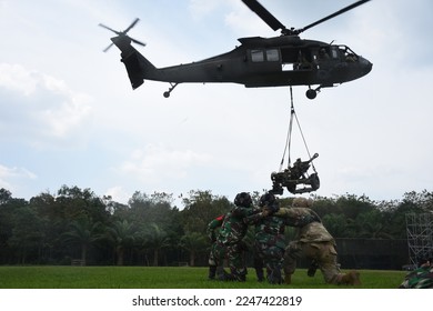 Super Garuda Shield Joint Exercise 2022 US Army and Indonesia Army (TNI AD) Howitzer Sling Load With Black Hawk Helicopter