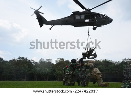 Super Garuda Shield Joint Exercise 2022 US Army and Indonesia Army (TNI AD) Howitzer Sling Load With Black Hawk Helicopter