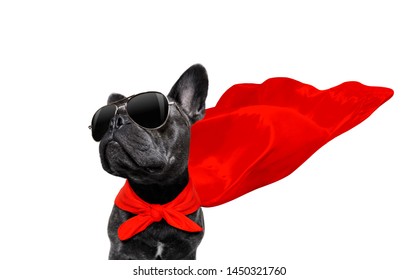 super-hero-französischer Bulldog Hund mit rotem Kap und Sonnenbrille für Gerechtigkeit und stark einzeln auf weißem Hintergrund