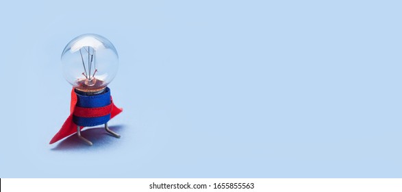 Super Glühbirne Held, klassisch rotes blaues Kostüm. Mutige Expertenfigur mit idealer sphärischer Oberfläche und Filamentelement. blauer Hintergrund, Makroansicht, Kopienraum