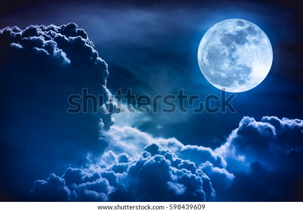 スーパームーン 曇りと明るい満月の背景に夜空の魅力的な写真 夜空と美しい満月 月はnasaが備え付けたものではない の写真素材 今すぐ編集