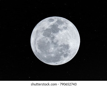 満月のリアルなイラスト 暗い背景に美しい自然の輝くシルエット 黒い星の空の背景に銀色の地球の衛星 追加と編集が容易なデザインエレメント のイラスト素材 Shutterstock