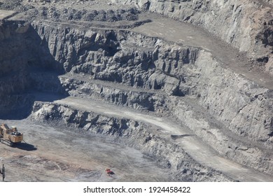 Super pit goldmine, western australia outback, kalgoorlie, mining, winding street with edges, heavy trucks in Australien Outback
