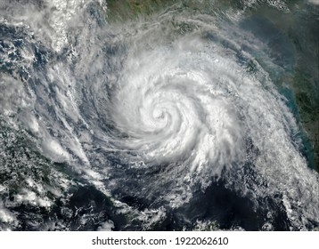 Super typhon, tempête tropicale, cyclone, ouragan, tornade, au-dessus de l'océan. Arrière-plan météo. Typhon, tempête, tempête de verglas, tempête de verglas, gale se déplace vers le sol.  Éléments de cette image fournis par la NASA.