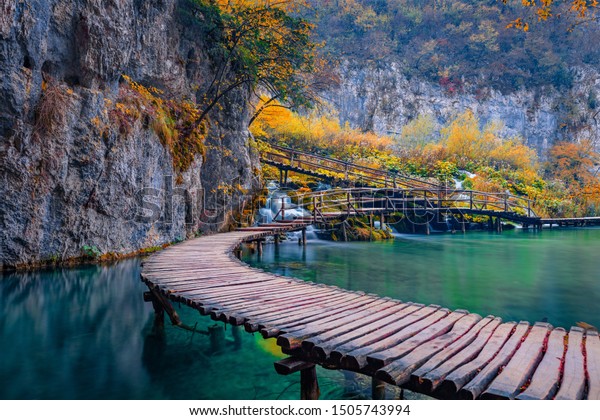 プリトビス国立公園の純水滝の絶景。ヨーロッパのクロアチアの壮観な秋のシーン。自然のコンセプト背景に美しさ。写真素材1505743994 |  Shutterstock