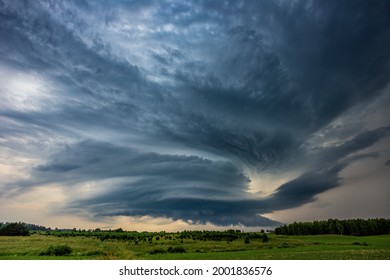 supercell thunderstorm spinning, a giant vortex of clouds