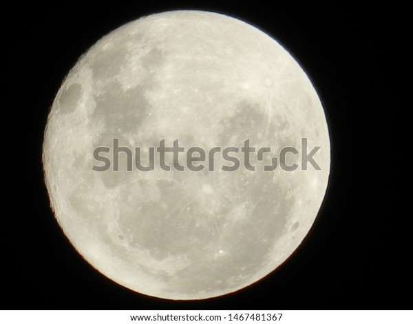 Superficie of moon in clear
night