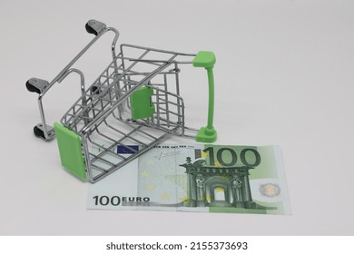 The Supermarket Basket Lies On The Banknote. Trolley For Shopping In A Chain Store. Not Enough Money For Shopping. The Cost Of Food And Clothing In The Store. Social Problem