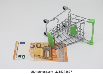 The Supermarket Basket Lies On The Banknote. Trolley For Shopping In A Chain Store. Not Enough Money For Shopping. The Cost Of Food And Clothing In The Store. Social Problem